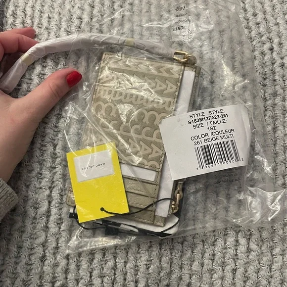 BRAND NEW MARC JACOBS MONOGRAM LEATHER WRISTLET. - Picture 8 of 9